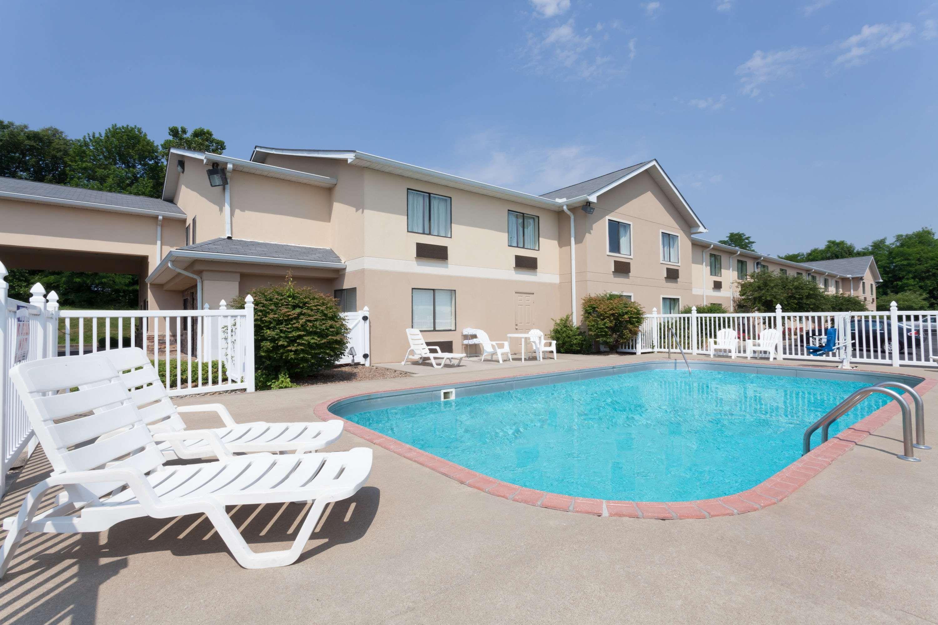 Ramada By Wyndham Tell City Exterior photo