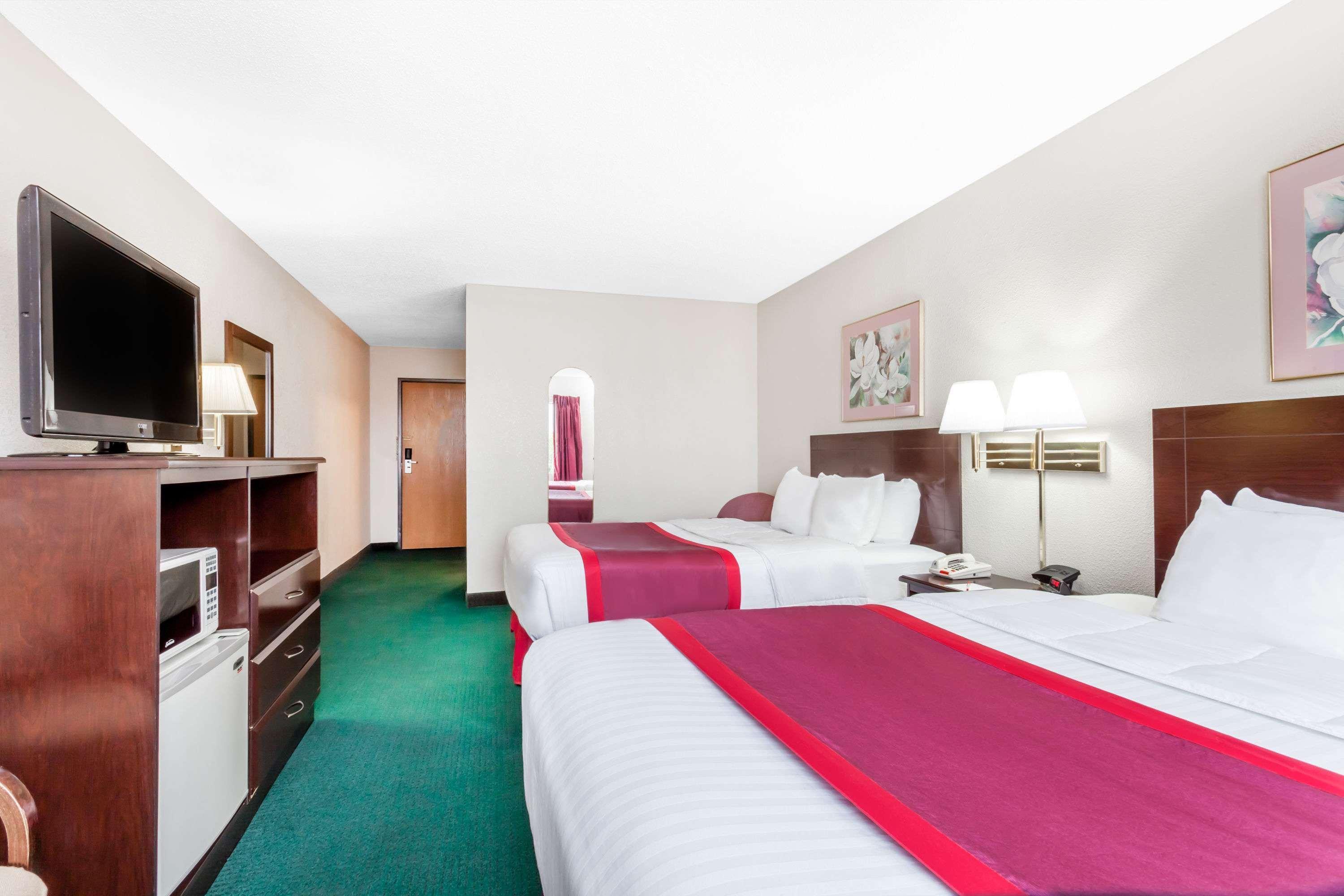 Ramada By Wyndham Tell City Exterior photo
