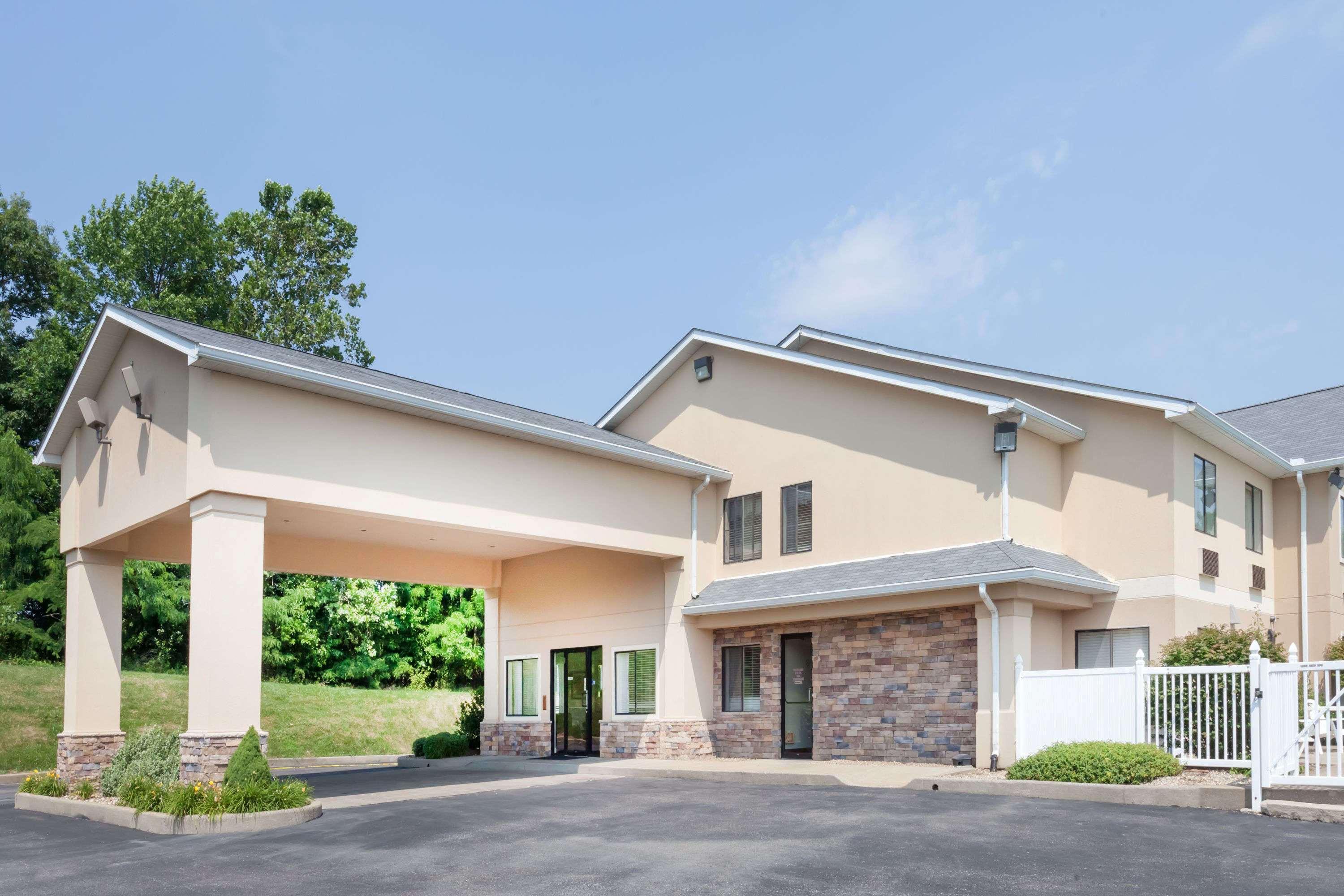 Ramada By Wyndham Tell City Exterior photo